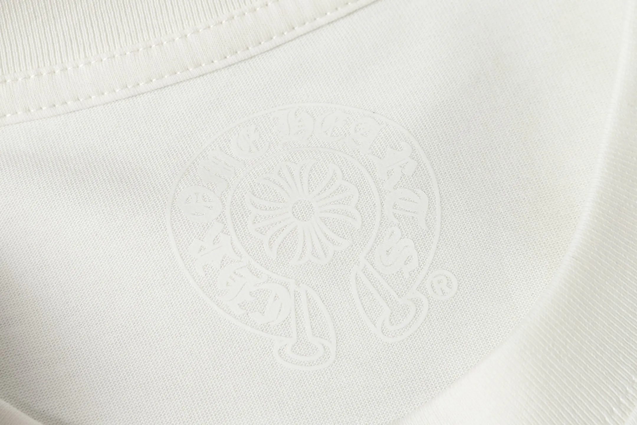 P160 Chrome Hearts CH Chrome Hearts Colorful Horseshoe Sanskrit Letter Printed Short Sleeve T-shirt Uses direct injection imported machine printing Hardware and accessories are milled and customized Correct configuration Black 2025 Chrome Hearts authentic packaging 260 grams of custom-dyed double yarn cotton Large version Loose and stylish Differentiated from low version slim and long version The upper body stretches the hips 100% commitment: top quality Not fast food The highest version on the market Top quality - different from the ordinary versions on the market If you care about quality, you should also respect the price. Absolutely 0 after-sales service and 0 return rate so far. It’s hard not to love the style - 260g double yarn cotton custom dyed fabric - Correct high-density main mark, washed tag, hand-sewn